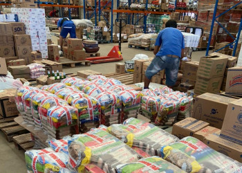 Em forte crise econômica, prefeito de Cajueiro da Praia doa salário e compra cestas
